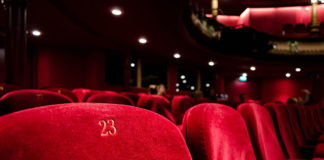 Dlaczego warto podarować bilety do teatru jako prezent?