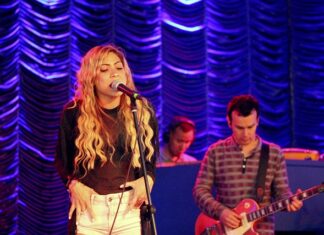 W jakim języku mówi Shakira? W jakim języku mówi Shakira?